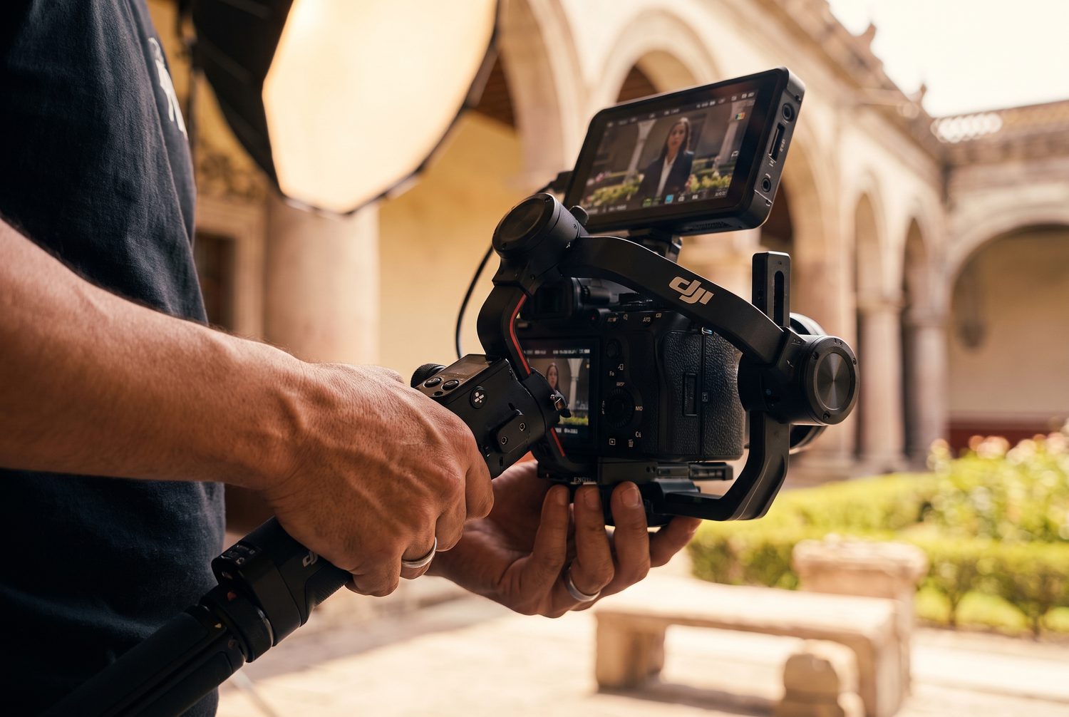 Detalle de cámara Sony Cinema Line sobre estabilizador DJI con monitor externo