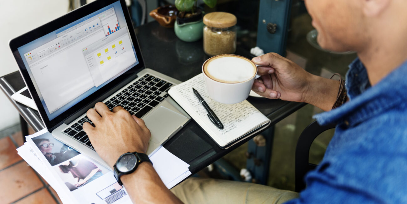 Cuando encontramos campañas ganadoras, escalamos inversión y automatizamos procesos de seguimiento para que vendas incluso mientras duermes. Hacemos que tu sistema de ventas sea más robusto cada mes, aumentando tu facturación y bajando tu costo por adquisición.