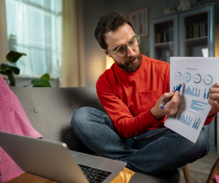 Monitoreamos cada métrica relevante: CPL, ROAS, CTR, frecuencia y conversion rate. Iteramos creativos, audiencias y landing pages hasta encontrar el punto óptimo. El objetivo no es “alcance” sino ventas reales.