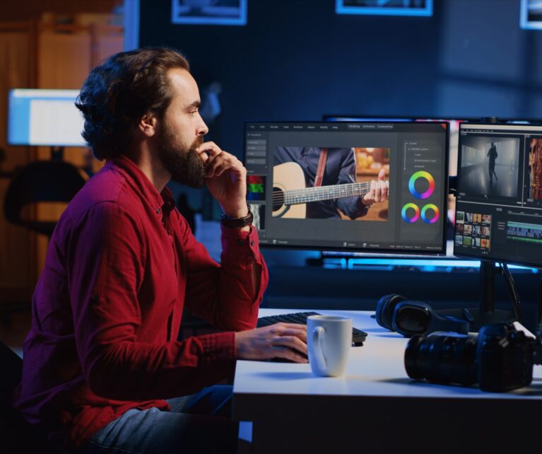Creamos piezas audiovisuales diseñadas para generar reacción y acción: reels, comerciales, fotografía de alto nivel y micro-vídeos optimizados. Usamos Power Pitch® (Hook + Mensaje + CTA) para guiar al usuario hacia la conversión. Grabamos en perfil log de 10 bits, con cámaras de gama alta, audio profesional e iluminación cinematográfica. En edición aplicamos LUTs premium, color grading, subtítulos dinámicos y música sin copyright para mantener atención hasta el final.